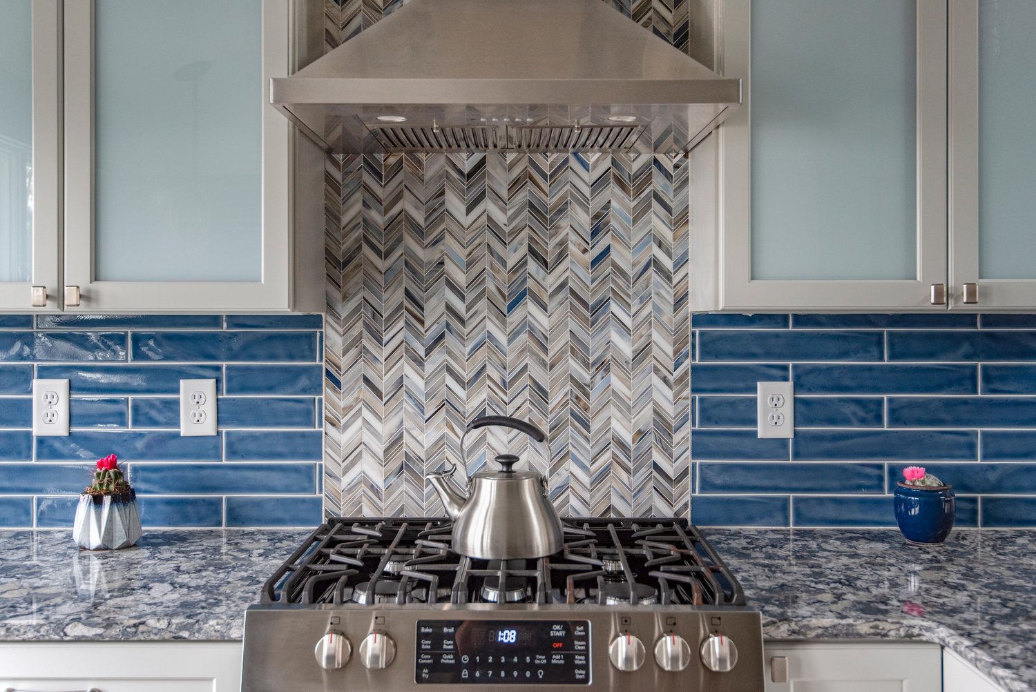 Chevron is distinguishable by an upside-down V pattern where each side meets at the point without interruption, creating a zig-zag. It’s often confused with a herringbone pattern, which has a broken 
zig-zag due to one rectangle cut so that 
the end of one tile or plank meets to the 
side of the other