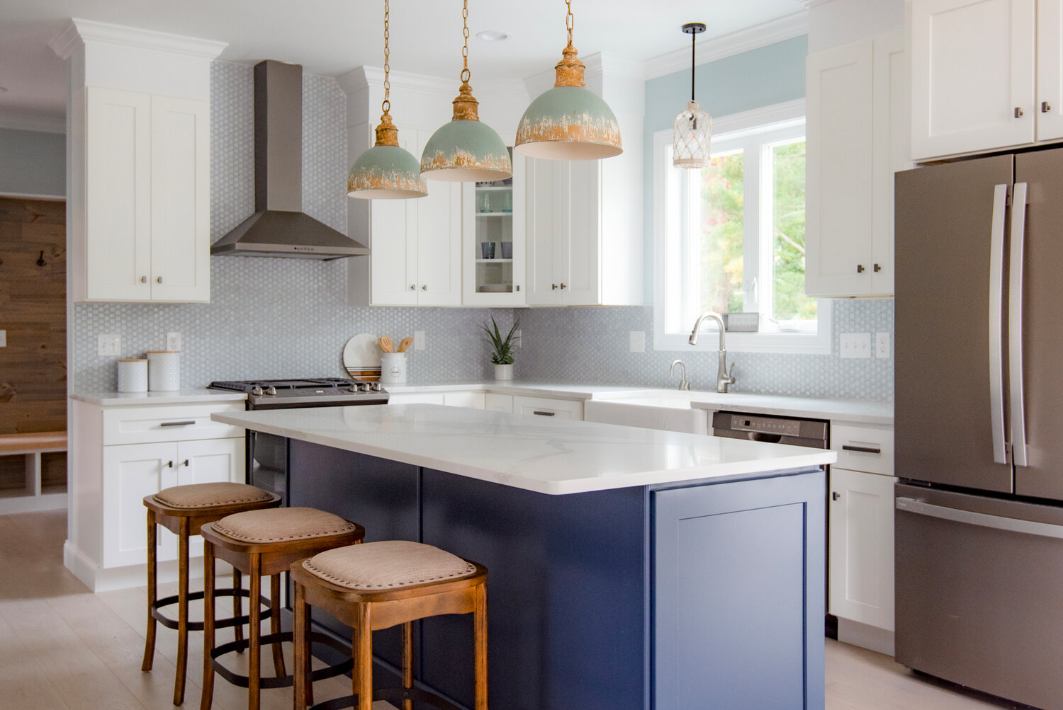 A range of blues adds unexpected panache in the kitchen