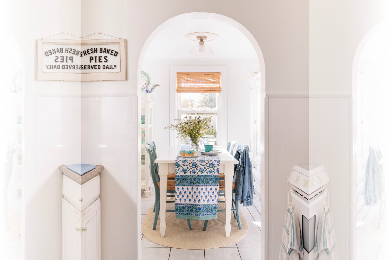 Kept free of a door or curtain, the archway opens up the kitchen to the dining room and allows for traffic 
flow and a sense of visual continuity